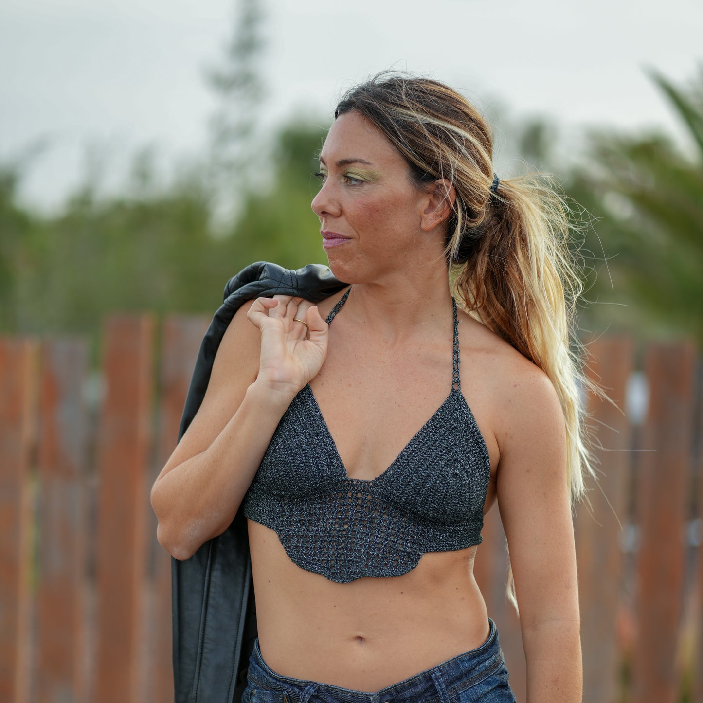 TOP EN SEDA METALIZADA NEGRO EN PICO