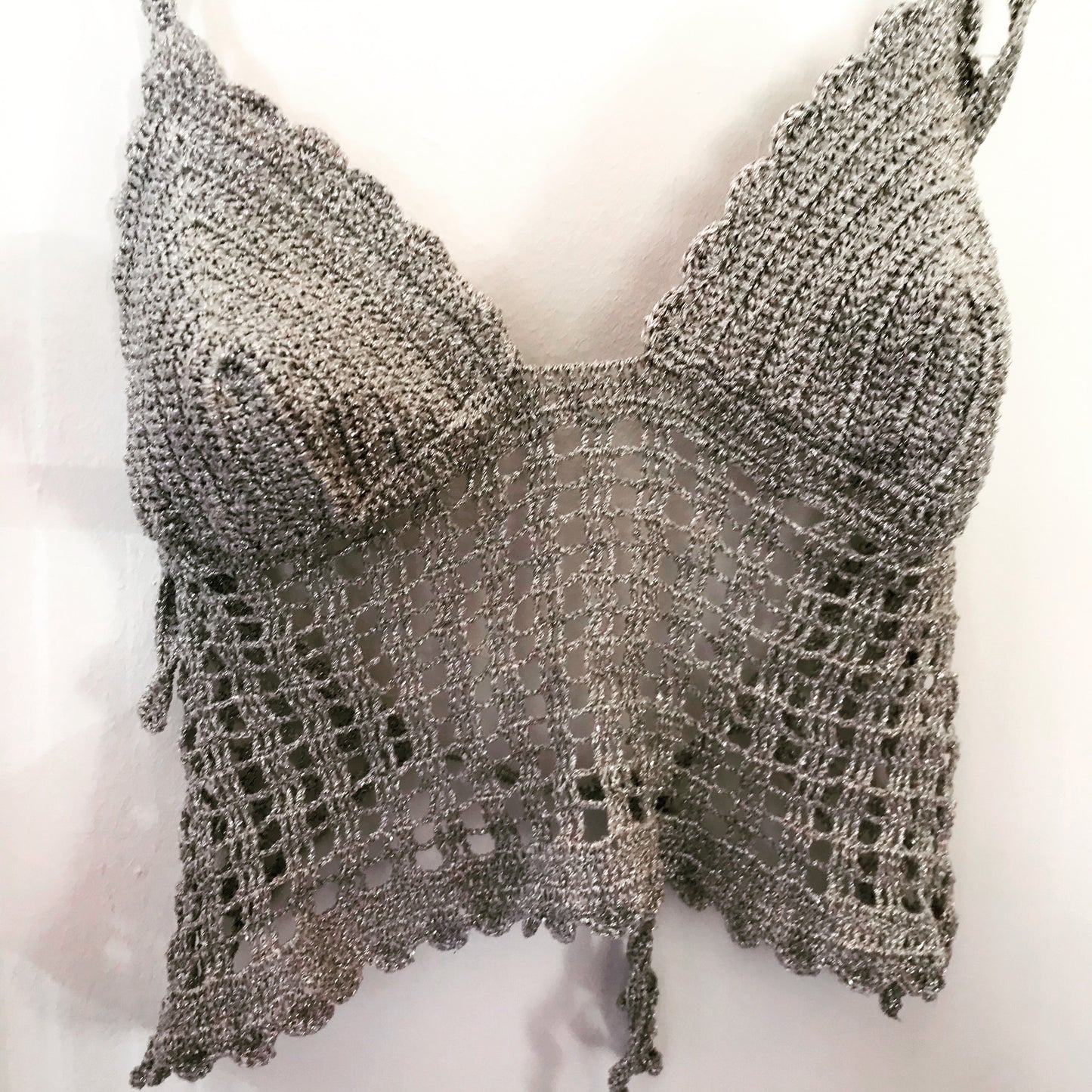 TOP EN SEDA METALIZADA PLATA  BLANCA CON CUADRADO Y ABANICO