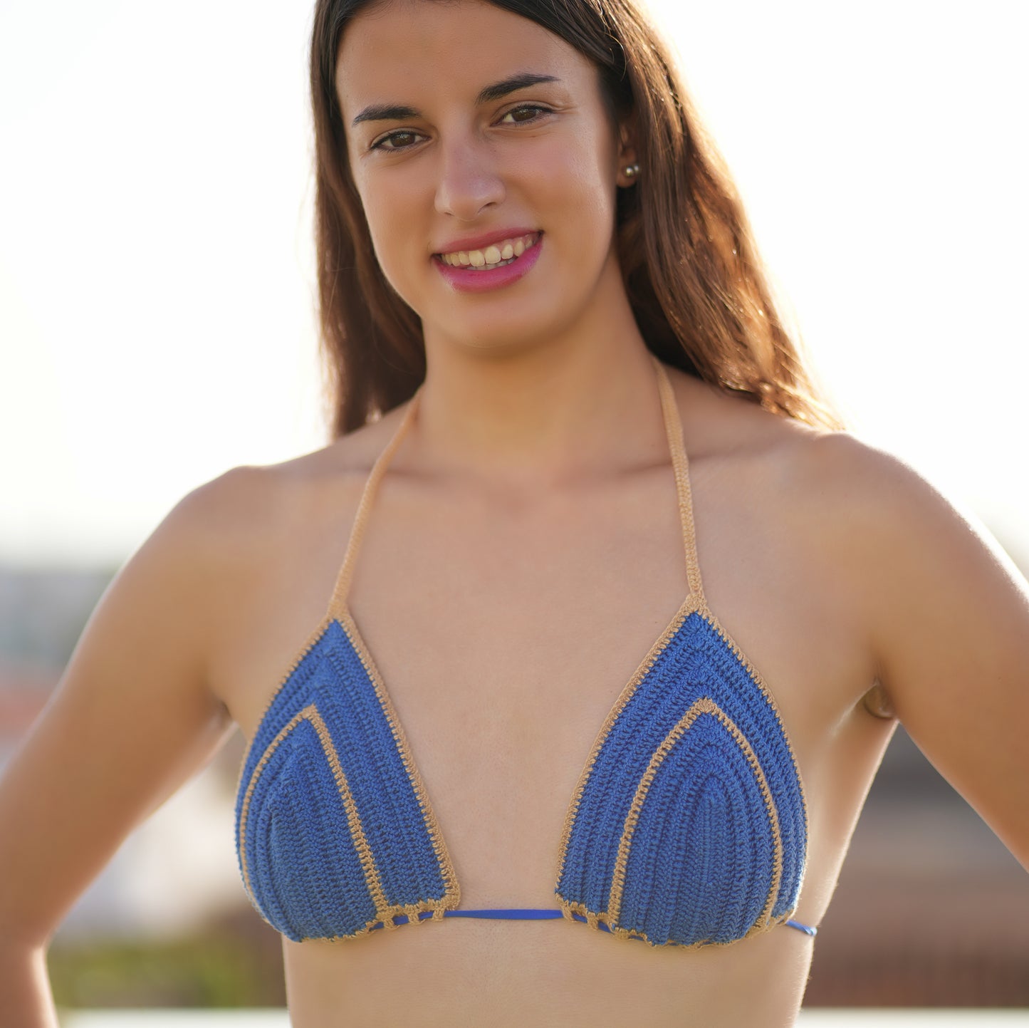 BIKINI DE SEDA Y ALGODÓN EN COLOR AZUL CON RIBETE CAMEL