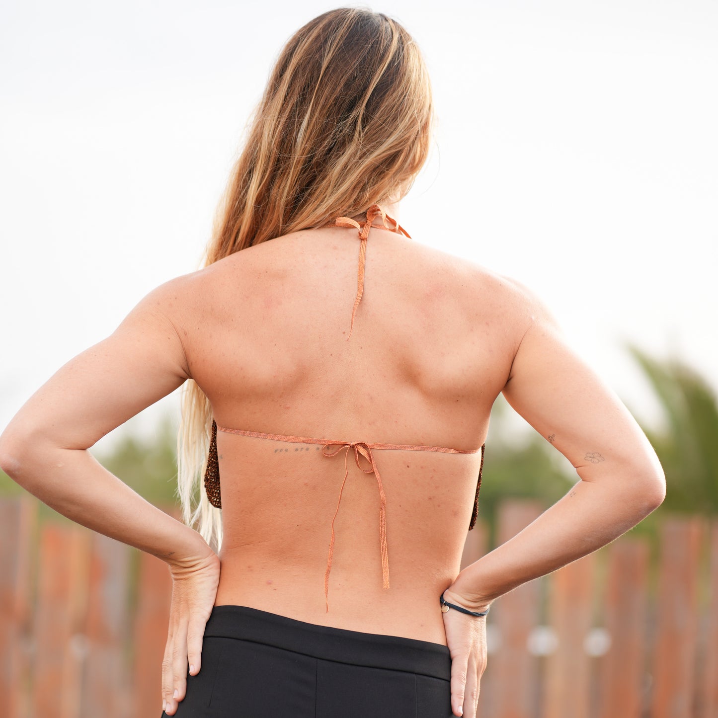 TOP EN SEDA METALIZADA COBRE OSCURO CUERPO